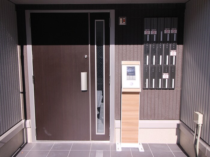 物件外観写真4　(エントランス部分)