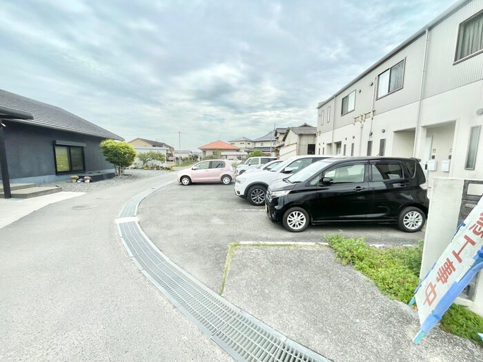 物件外観写真2　(駐車場)