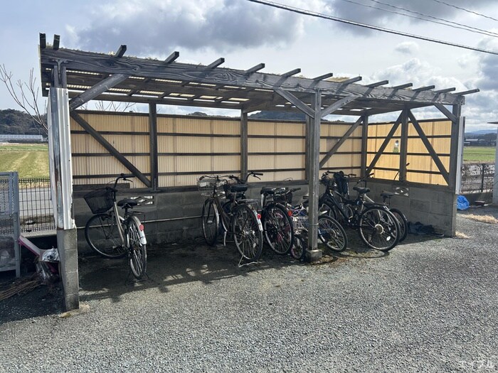 物件外観写真3　(駐輪場)