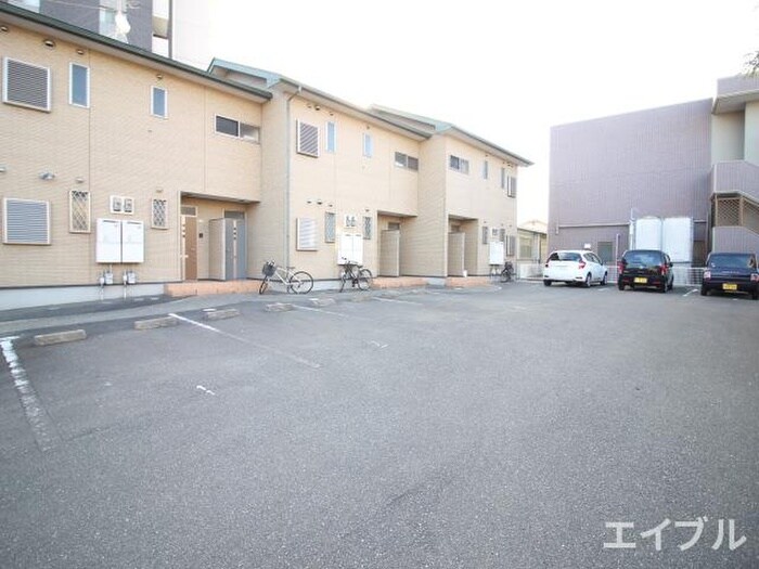 物件外観写真2　(駐車場)