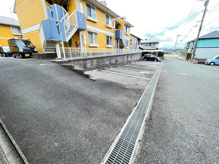 物件外観写真2　(駐車場)