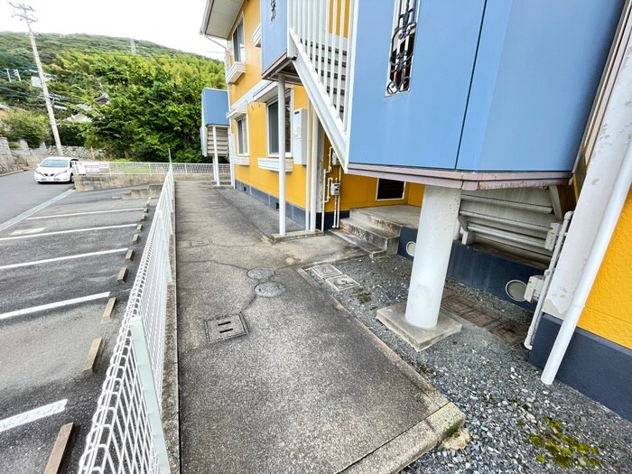 物件外観写真4　(エントランス部分)