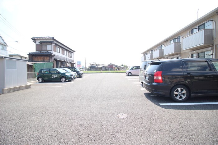 物件外観写真3　(駐車場)