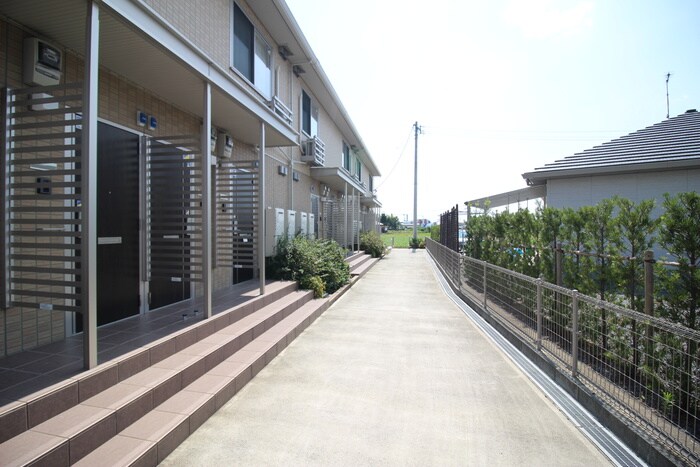 物件外観写真5　(エントランス部分)