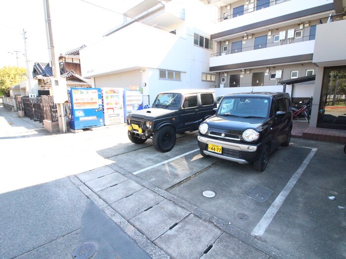 物件外観写真4　(駐車場)