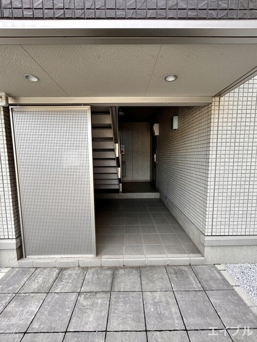 物件外観写真3　(エントランス部分)