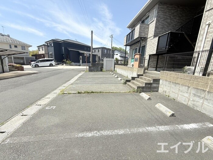 物件外観写真2　(駐車場)