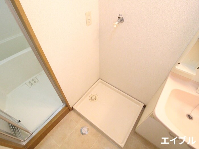 物件内観写真10　(洗濯機置場)