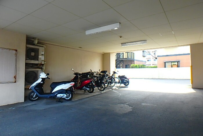 物件外観写真4　(駐輪場)