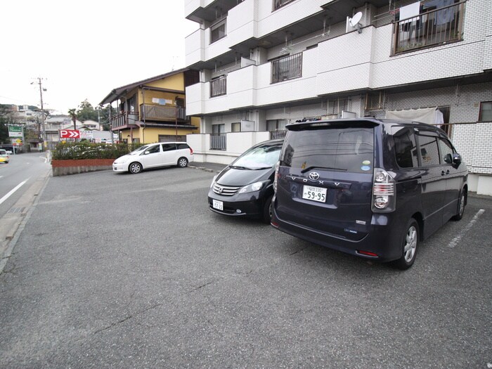 物件外観写真4　(駐車場)