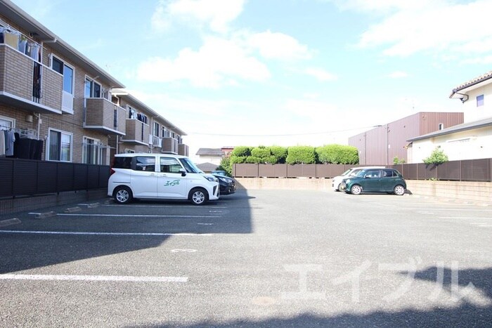 物件外観写真3　(駐車場)