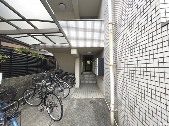 物件外観写真2　(エントランス部分)