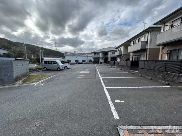 物件外観写真2　(駐車場)