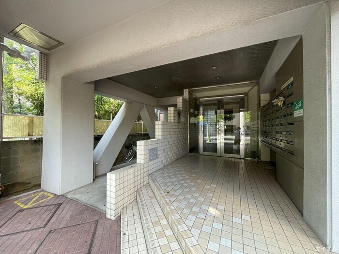 物件外観写真2　(エントランス部分)