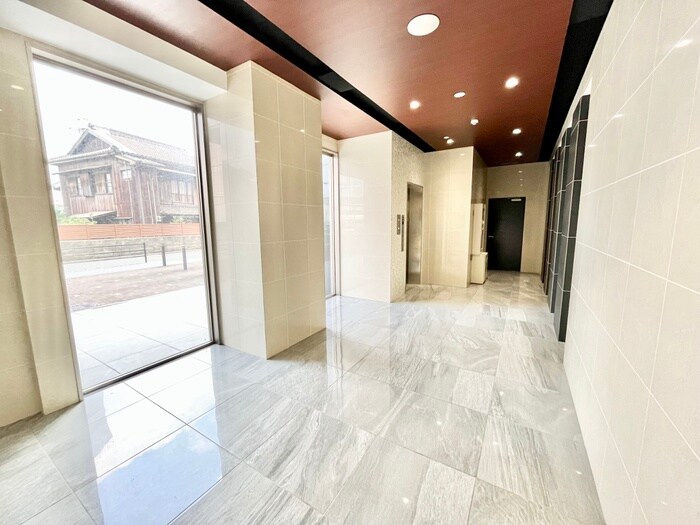 物件外観写真2　(エントランス部分)