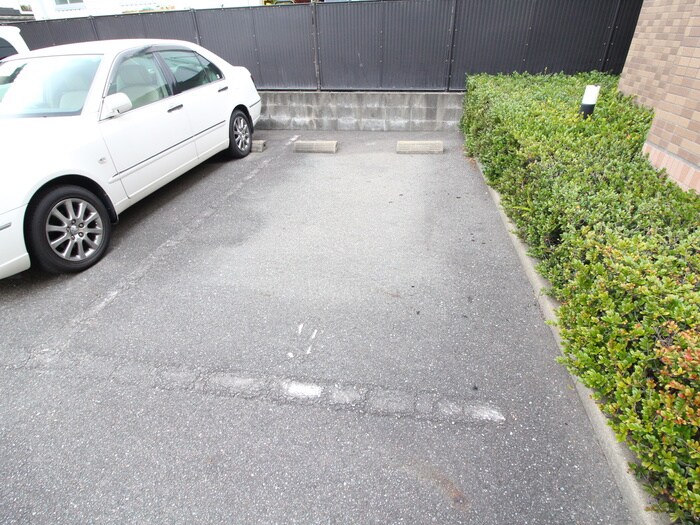 物件外観写真5　(駐車場)