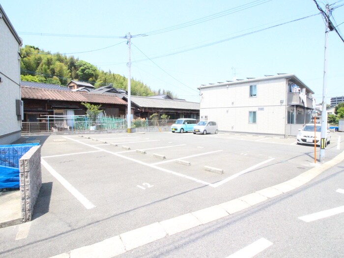 物件外観写真2　(駐車場)
