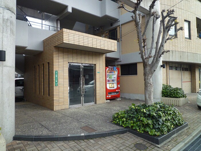 物件外観写真2　(エントランス部分)