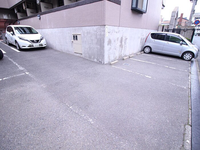 物件外観写真5　(駐車場)