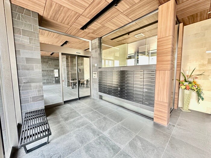 物件外観写真2　(エントランス部分)