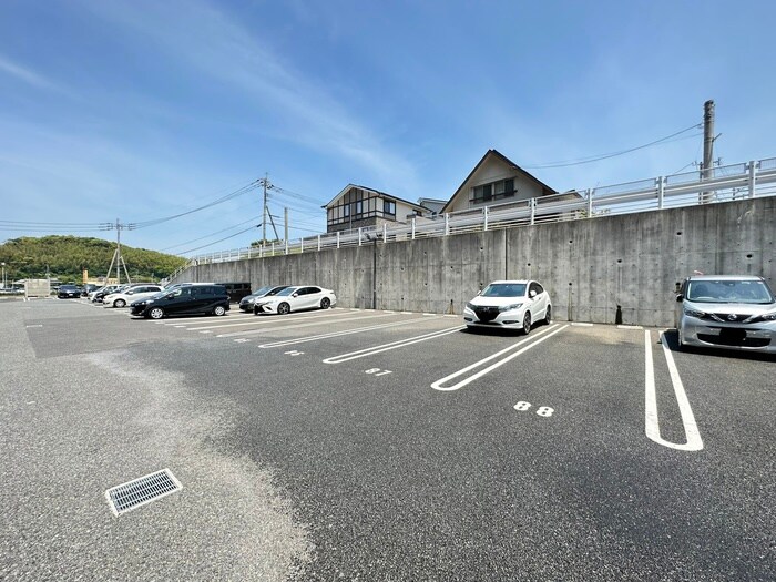 物件外観写真3　(駐車場)