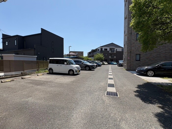 物件外観写真4　(駐車場)