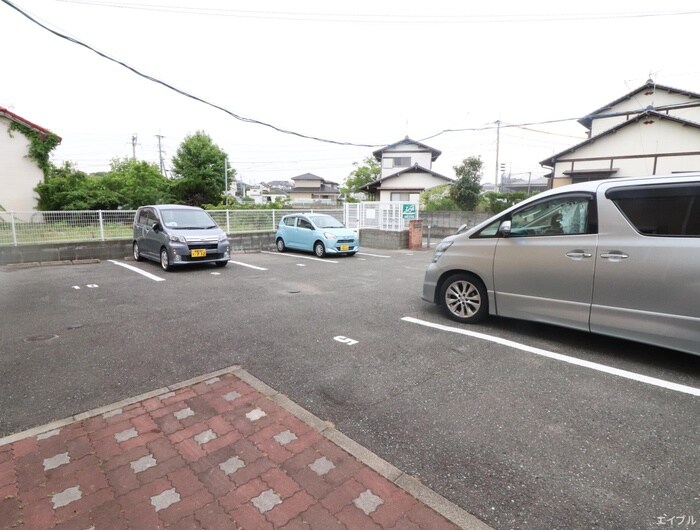 物件外観写真6　(駐車場)