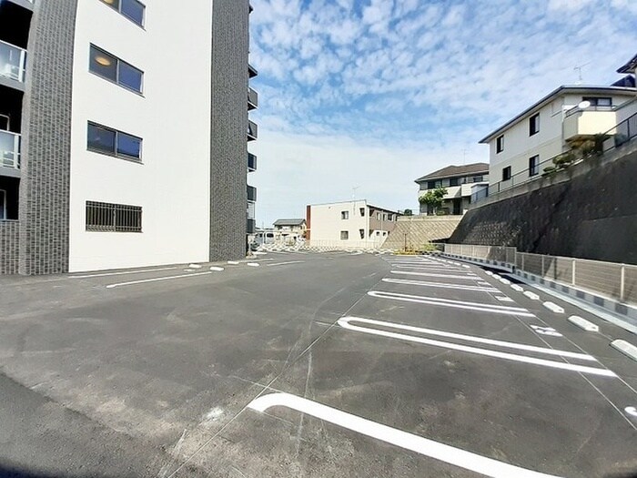 物件外観写真2　(駐車場)