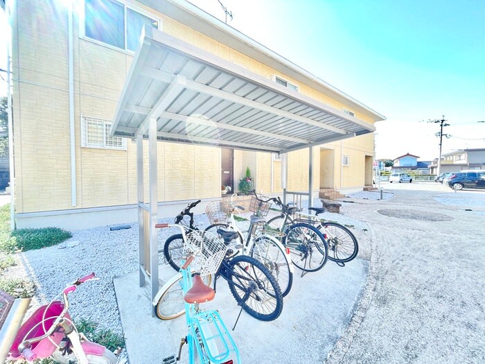物件外観写真3　(駐輪場)