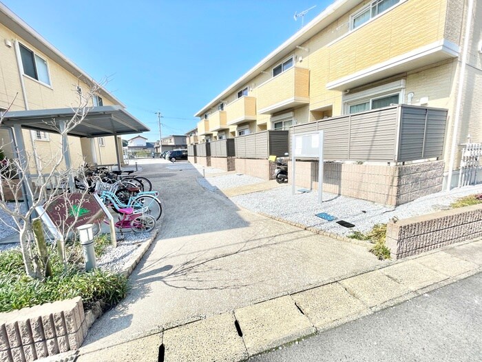 物件外観写真4　(駐輪場)