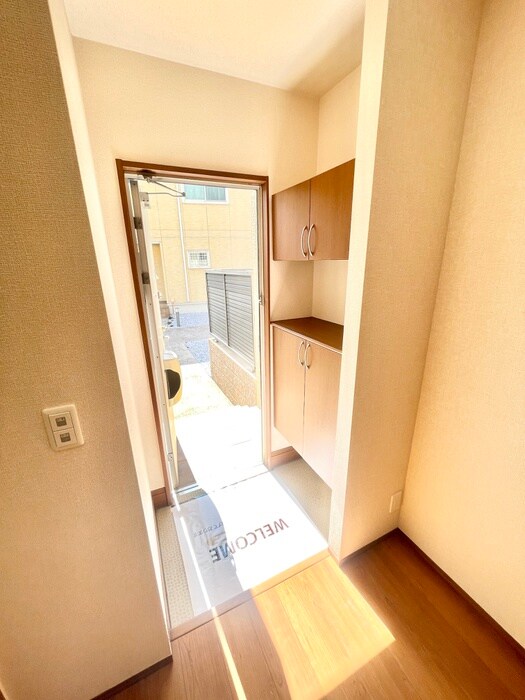 物件内観写真12　(玄関)