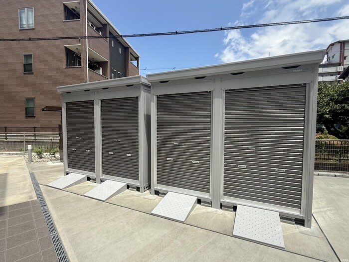 物件外観写真3　(バイク置き場)