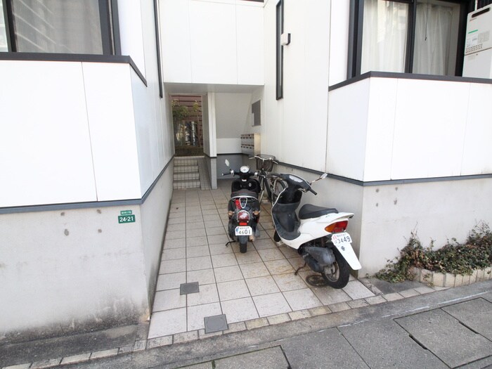 物件外観写真4　(エントランス部分)