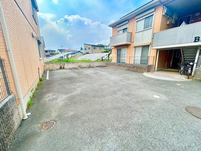 物件外観写真6　(駐車場)