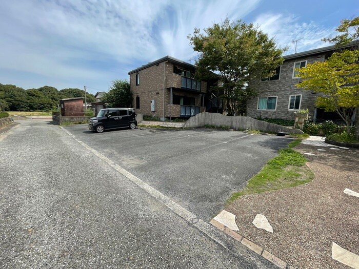 物件外観写真2　(駐車場)