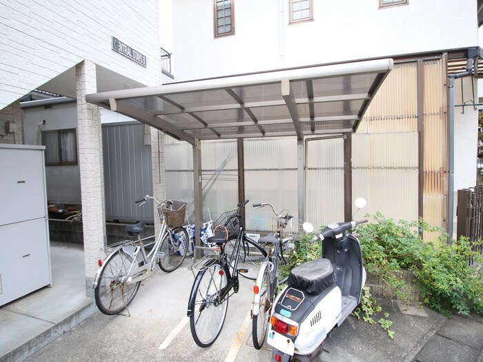 物件外観写真3　(駐輪場)