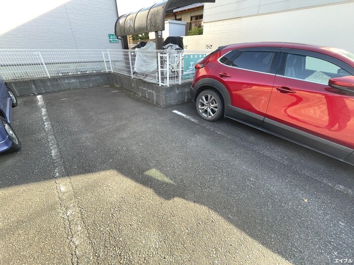 物件外観写真3　(駐車場)
