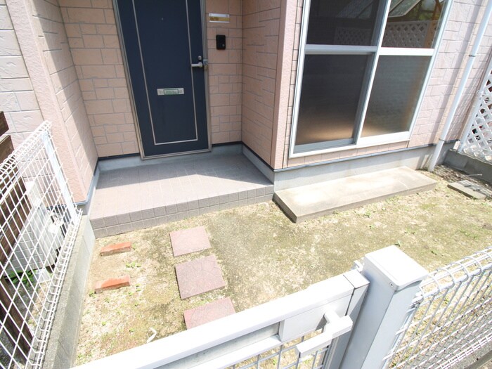 物件外観写真5　(エントランス部分)