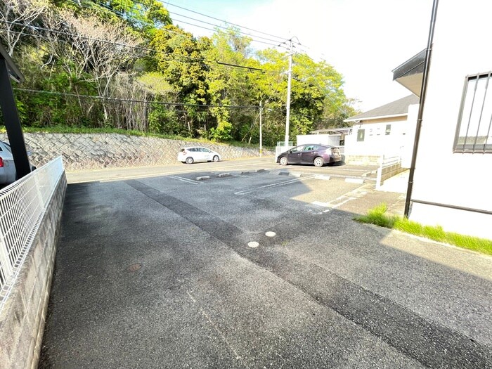 物件外観写真2　(駐車場)