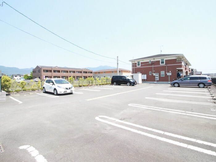 物件外観写真2　(駐車場)