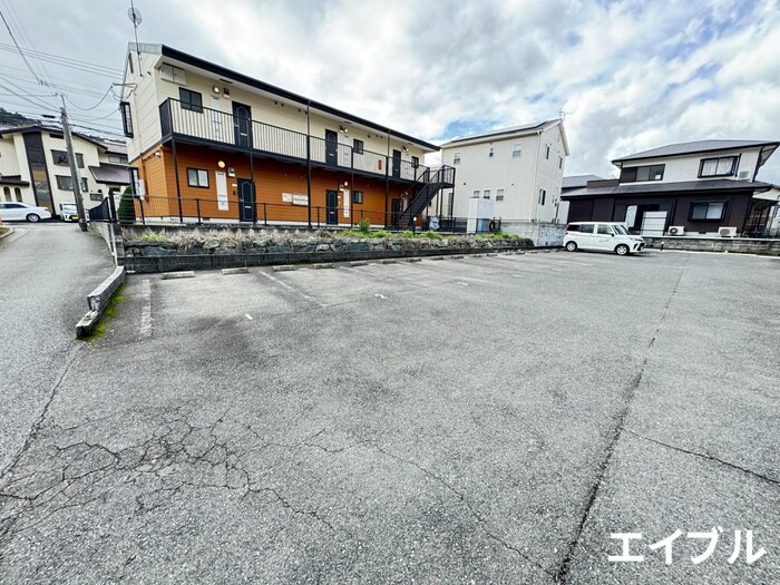物件外観写真2　(駐車場)