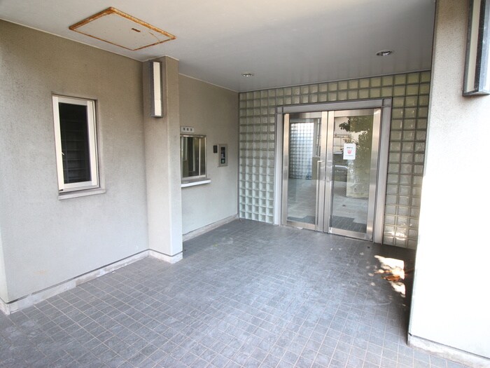 物件外観写真2　(エントランス部分)