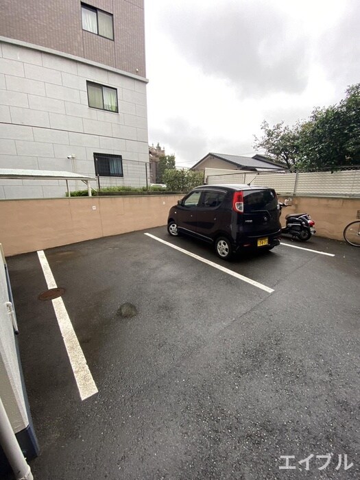 物件外観写真4　(駐車場)