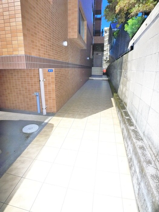 物件外観写真3　(エントランス部分)