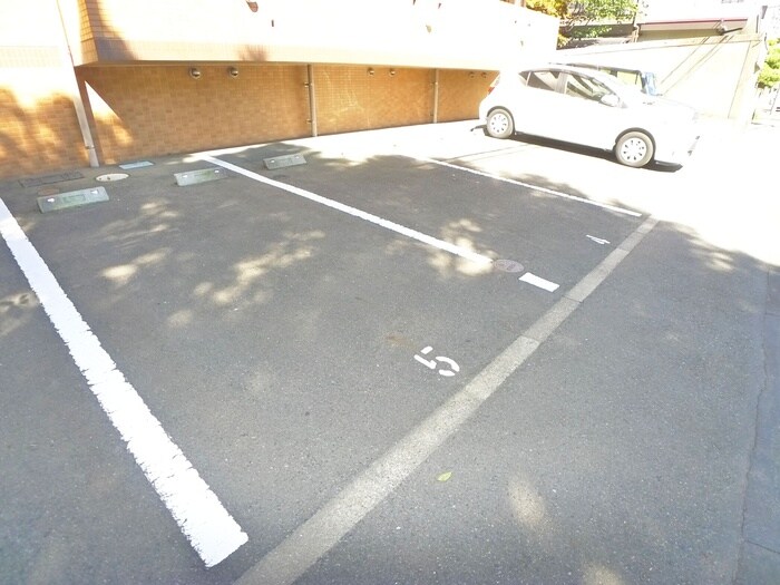 物件外観写真4　(駐車場)