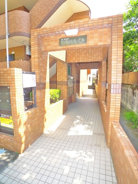 物件外観写真2　(エントランス部分)