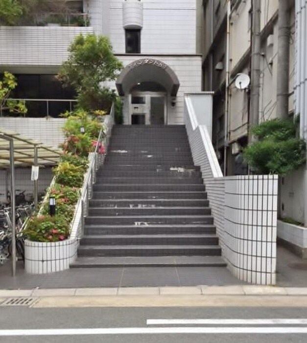 物件外観写真2　(エントランス部分)