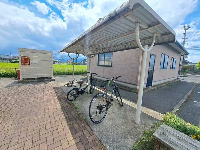 物件外観写真3　(駐輪場)