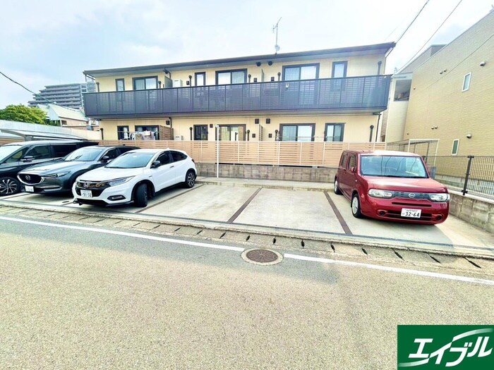 物件外観写真3　(駐車場)
