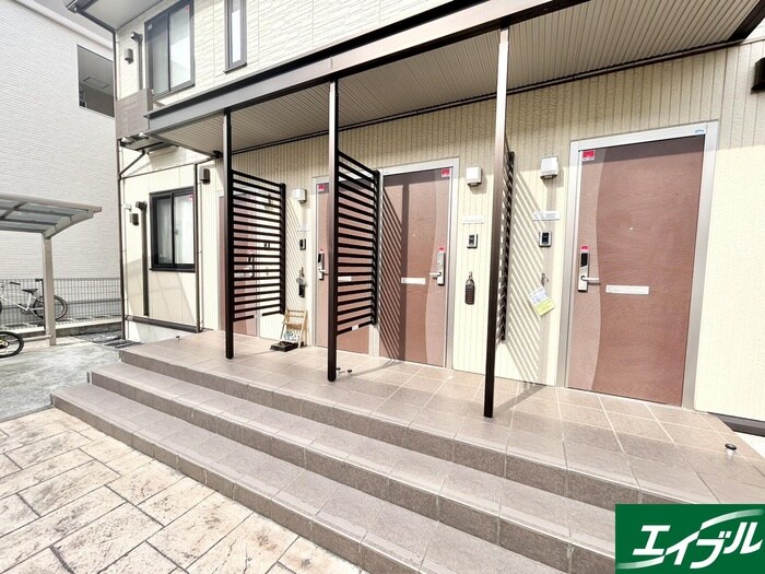 物件外観写真4　(エントランス部分)